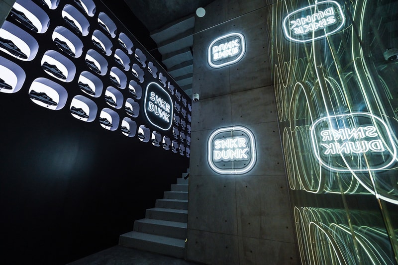 snkrdunk singapore flagship grand opening mandarin gallery travis scott nike air jordan sacai new balance