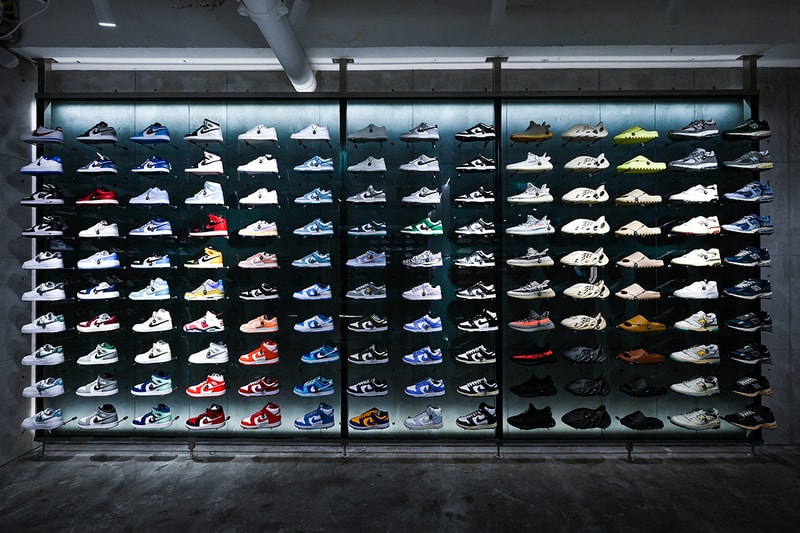 snkrdunk singapore flagship grand opening mandarin gallery travis scott nike air jordan sacai new balance