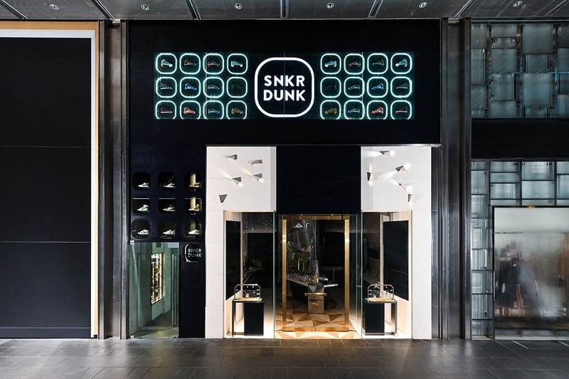 snkrdunk singapore flagship grand opening mandarin gallery travis scott nike air jordan sacai new balance