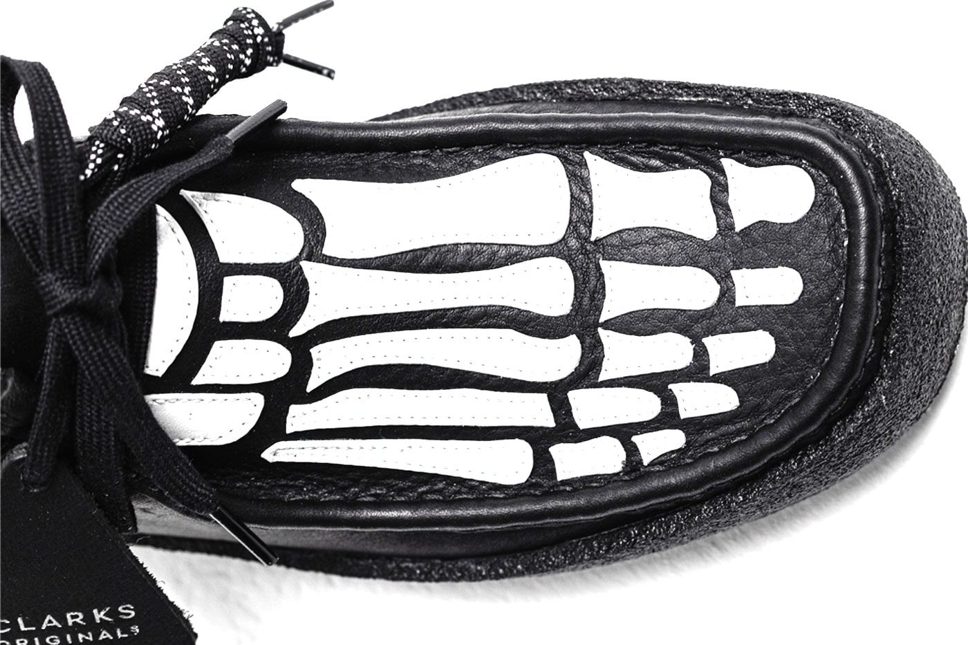 ヴァンディーザピンクxクラークスオリジナルスがハロウィンシーズンに最適なコラボフットウェアを発売 VANDYTHEPINK Clarks Skeleton Wallabee Cup Boot Release Date info price black white leather tag virginia bones tumbled leather 