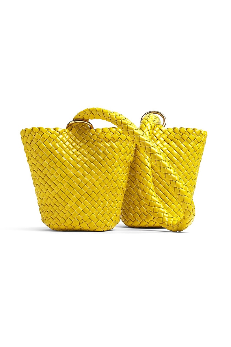 Желтые сумки Bottega Veneta Double Kalimero стоимостью 10 500 долларов США с пыльцой горького шоколада, весна 2023
