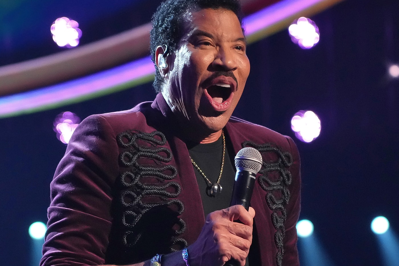 Lionel Richie To Accept Icon Award at 2022 American Music Awards