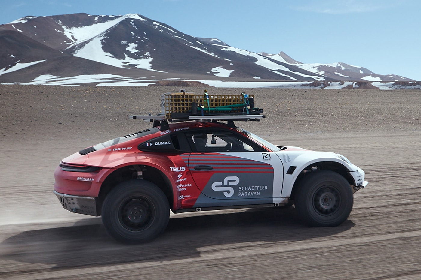porsche 911 внедорожник масштабируется чилийский вулкан 6000 м уровень моря классический спорткар негатив 30 градусов красный серый белый видео сафари концепция