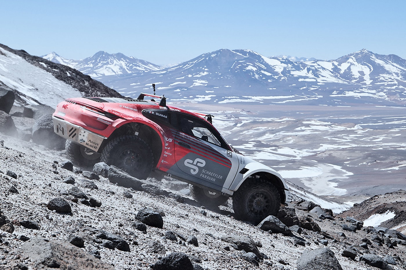 porsche 911 внедорожник масштабируется чилийский вулкан 6000 м уровень моря классический спорткар негатив 30 градусов красный серый белый видео сафари концепция