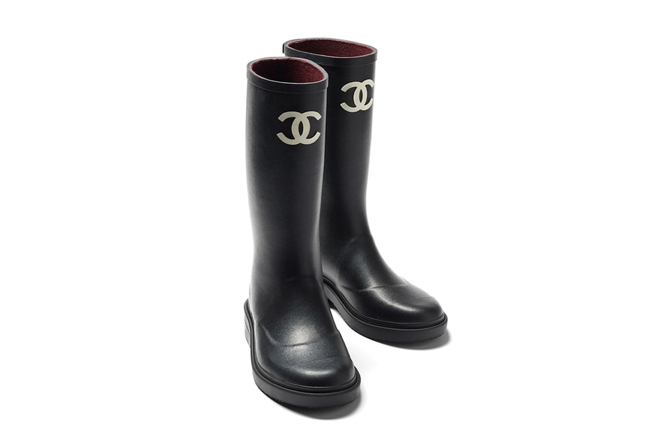 Chanel black caoutchouc boots white logo detail