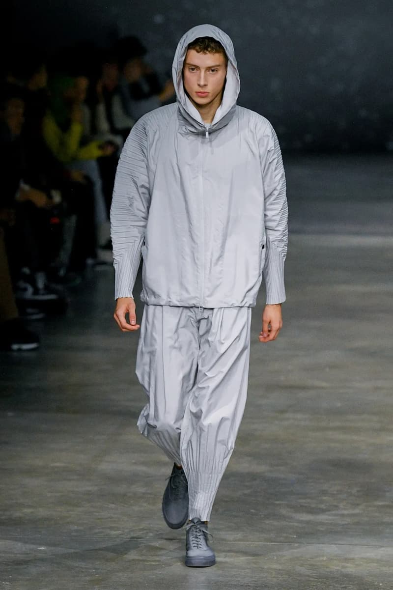 HOMME PLISSÉ ISSEY MIYAKE Fall/Winter 2023 Runway Show Paris Fashion Week FW23 Collection 