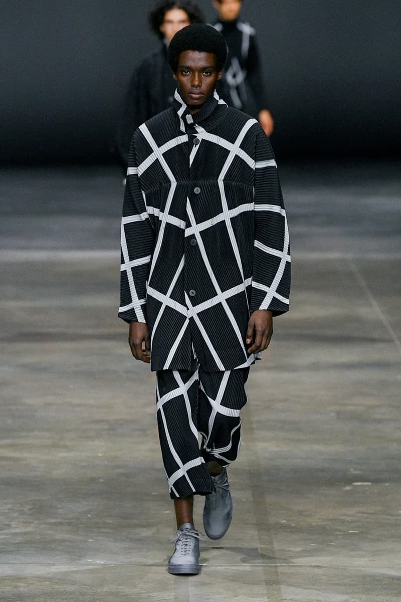 HOMME PLISSÉ ISSEY MIYAKE Fall/Winter 2023 Runway Show Paris Fashion Week FW23 Collection 