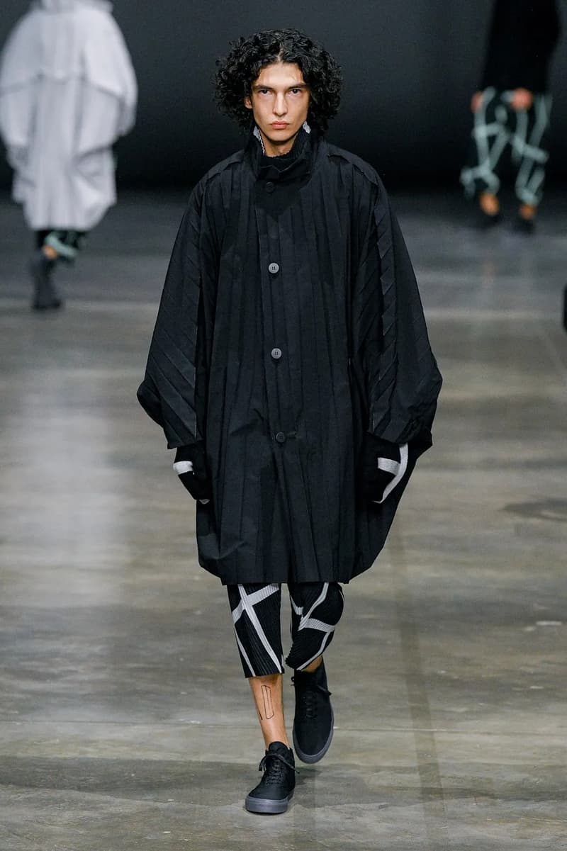 HOMME PLISSÉ ISSEY MIYAKE Fall/Winter 2023 Runway Show Paris Fashion Week FW23 Collection 