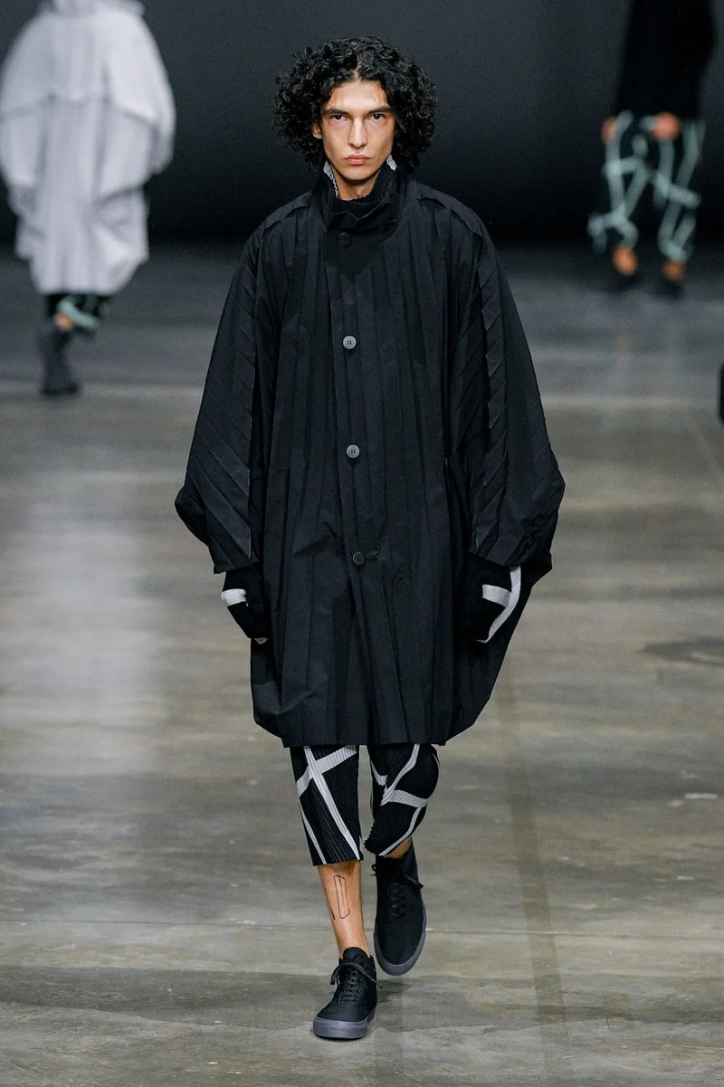 HOMME PLISSÉ ISSEY MIYAKE Fall/Winter 2023 Runway Show Paris Fashion Week FW23 Collection 