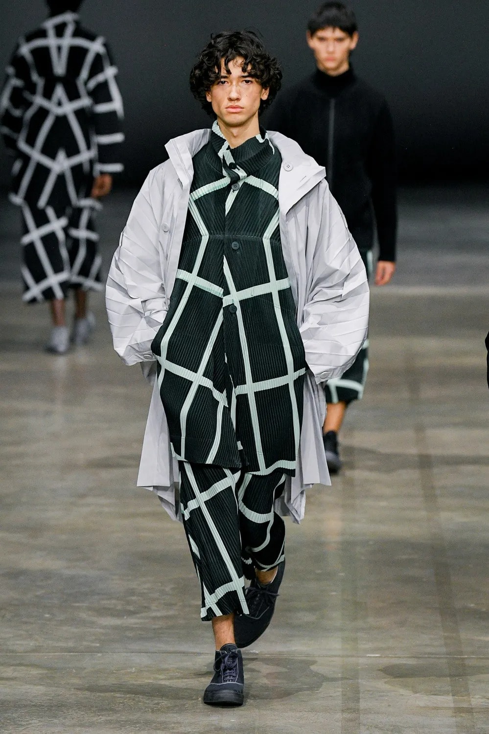 HOMME PLISSÉ ISSEY MIYAKE Fall/Winter 2023 Runway Show Paris Fashion Week FW23 Collection 
