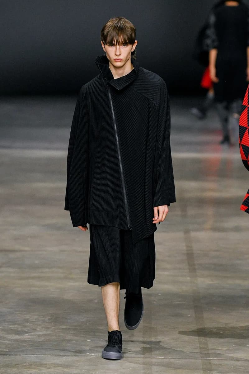 HOMME PLISSÉ ISSEY MIYAKE Fall/Winter 2023 Runway Show Paris Fashion Week FW23 Collection 