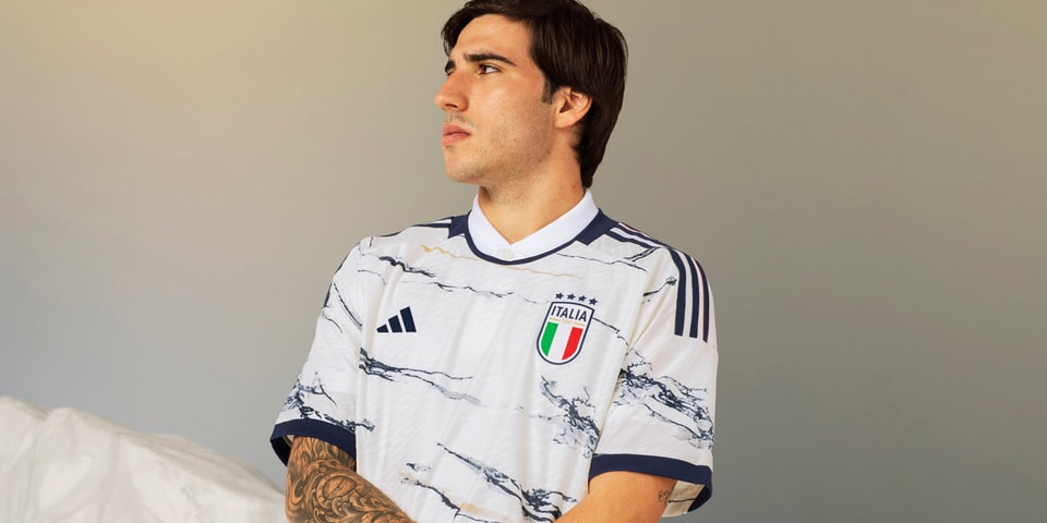 Italy Home football shirt 2021.