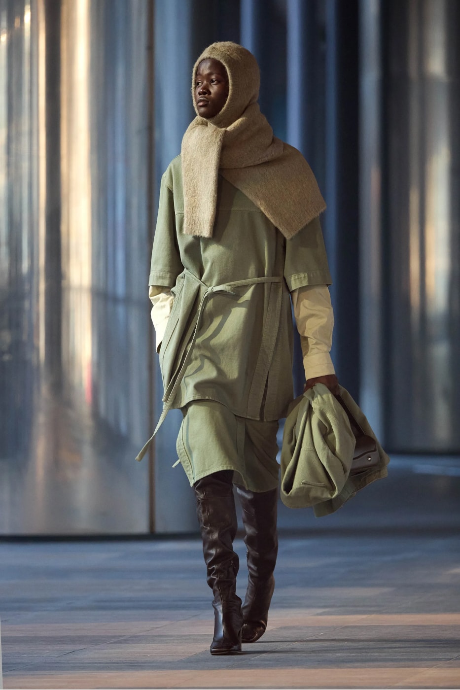 Lemaire Парижская неделя моды осень/зима 2023, коллекция pfw FW23, костюмные пальто Кристофера Лемиара, sorbonnne universite motion 