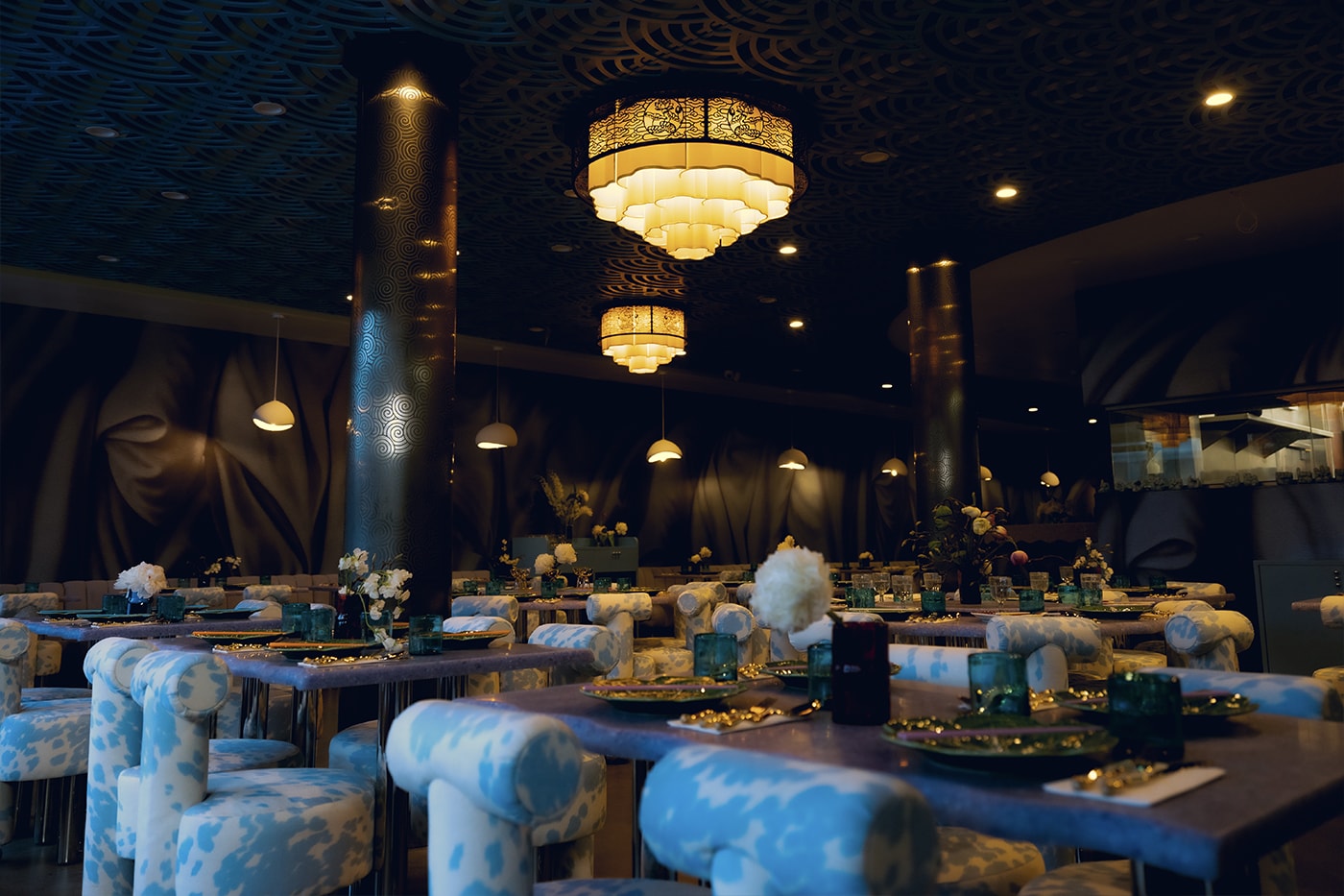 Умберто Леон с церемонии открытия почтил память второго ресторана «Монарх» коллекцией товаров Китайский ресторан в Гонконге Аркадия Калифорния Чифа Кензо