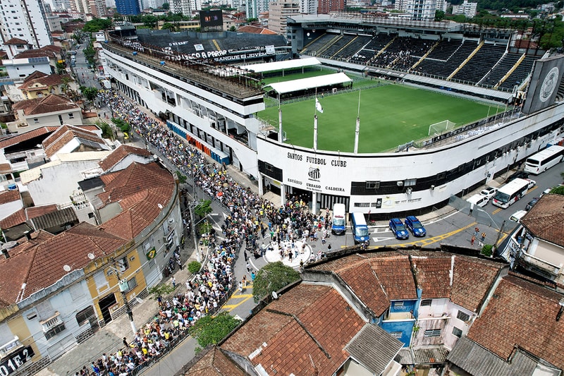 Pelé's Funeral Draws Large Crowds, Bidding Farewell to the Legend in Eight Mile Long Procession thousands santos brazil football player soccer star sao paulo colon cancer world cup