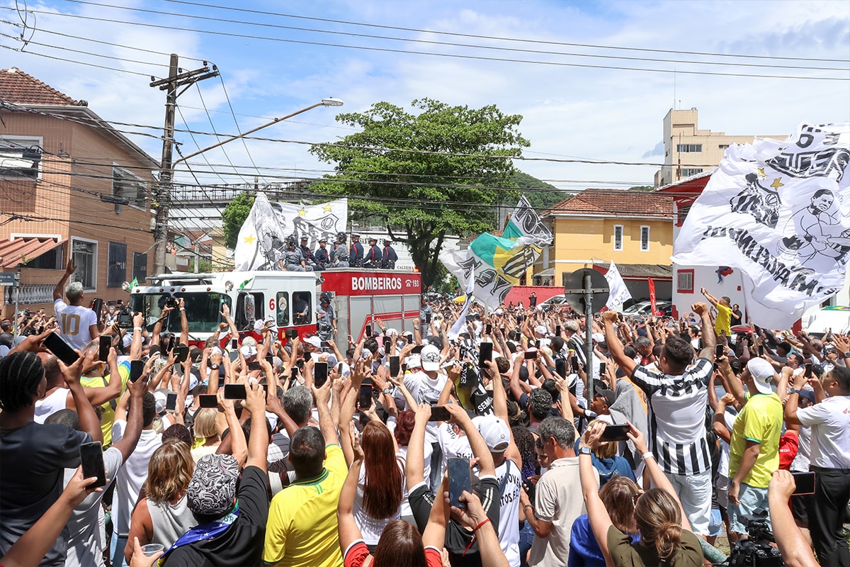 Pelé's Funeral Draws Large Crowds, Bidding Farewell to the Legend in Eight Mile Long Procession thousands santos brazil football player soccer star sao paulo colon cancer world cup