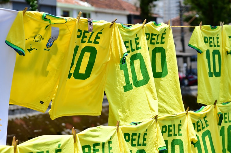 Pelé's Funeral Draws Large Crowds, Bidding Farewell to the Legend in Eight Mile Long Procession thousands santos brazil football player soccer star sao paulo colon cancer world cup