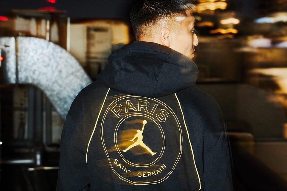 Paris Saint-Germain on X: 🆕⚡️⬛️ The new black and gold #PSGxJordan jersey  reaffirms the Club's attachment to the city of Paris, which inspires each  of its creations. 🛒▶️  ✨ #PSGxJordan   /