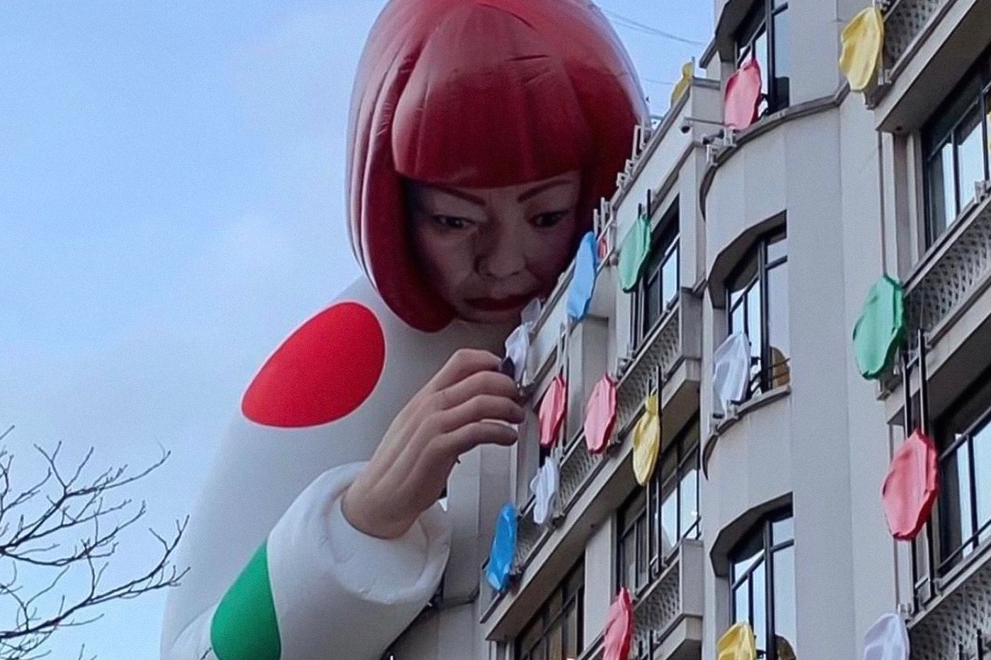 Yayoi Kusama Louis Vuitton Champs Elysées Sculpture Peers Over color dots art deco balloons LV address info news 