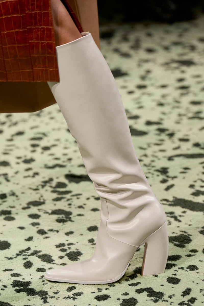Bottega Veneta Winter 2023 Runway Milan Fashion Week FW23 Matthieu Blazy Details Closer Look Images Collection Leather Shoes Slippers