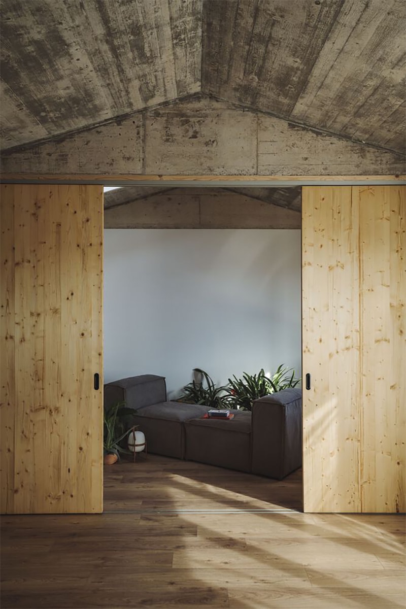 "Battery House" in Mallorca Combines Terracotta Tones and Wooden Details