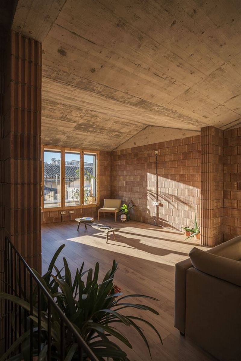 "Battery House" in Mallorca Combines Terracotta Tones and Wooden Details