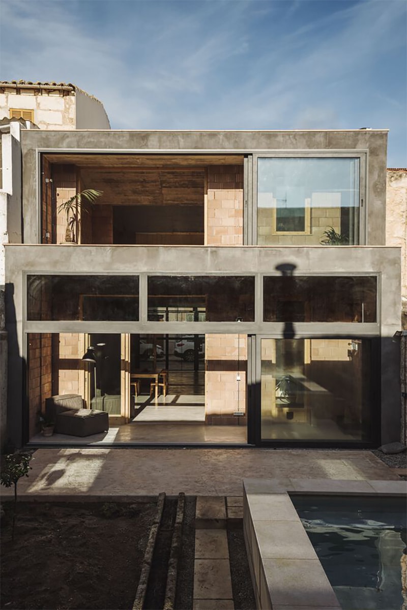"Battery House" in Mallorca Combines Terracotta Tones and Wooden Details