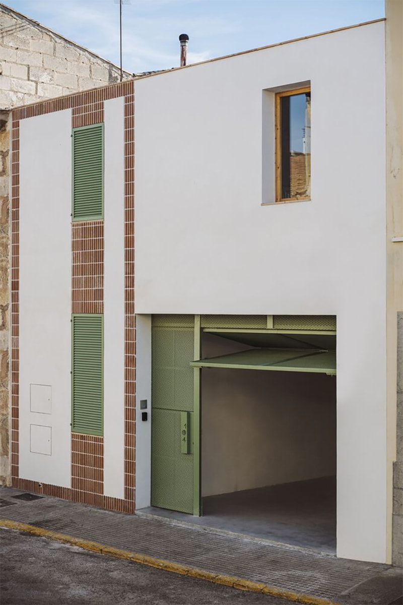 "Battery House" in Mallorca Combines Terracotta Tones and Wooden Details