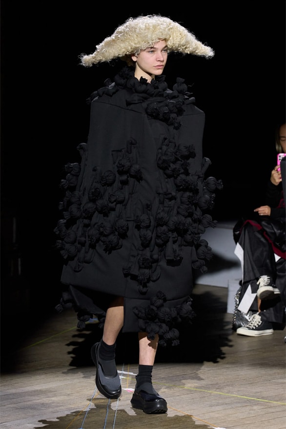 Comme des Garçons Fall Winter 2023 Paris Fashion Week rei kawakubo pfw fw23 designer womenswear menswear art abstract runway show