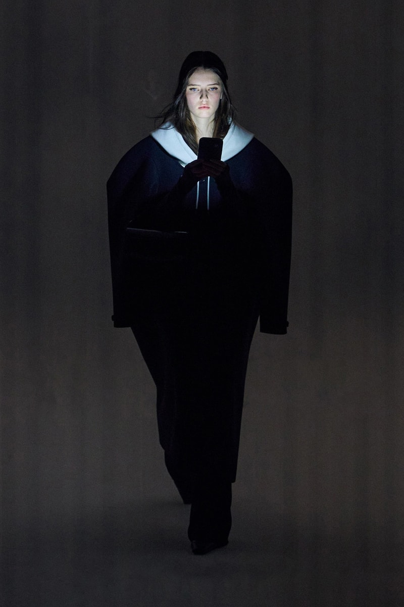 Courrèges Fall Winter 2023 FW23 Runway Show Collection Womenswear Paris Fashion Week Nicolas Di Felice Texting Viral TikTok PFW 