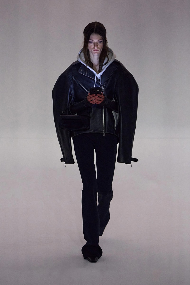 Courrèges Fall Winter 2023 FW23 Runway Show Collection Womenswear Paris Fashion Week Nicolas Di Felice Texting Viral TikTok PFW 