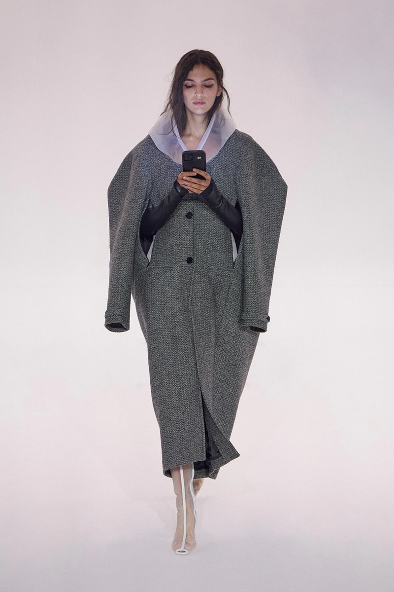 Courrèges Fall Winter 2023 FW23 Runway Show Collection Womenswear Paris Fashion Week Nicolas Di Felice Texting Viral TikTok PFW 