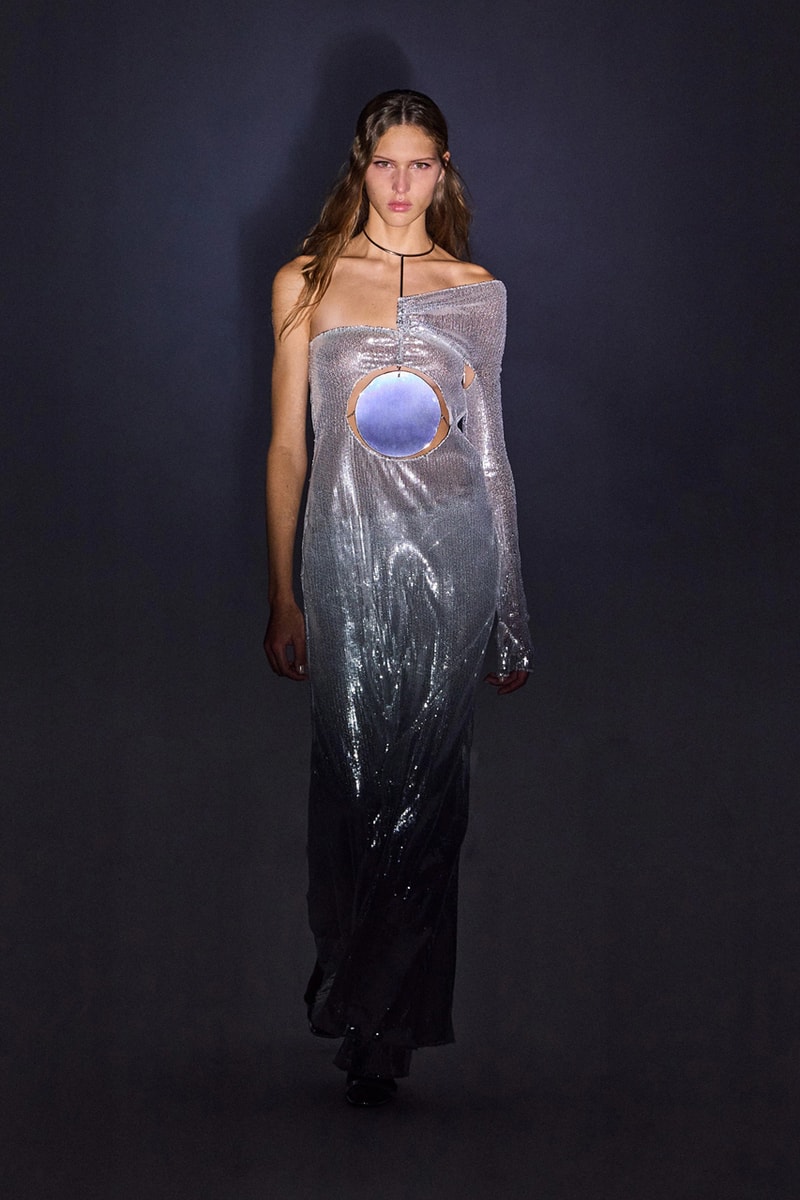 Courrèges Fall Winter 2023 FW23 Runway Show Collection Womenswear Paris Fashion Week Nicolas Di Felice Texting Viral TikTok PFW 