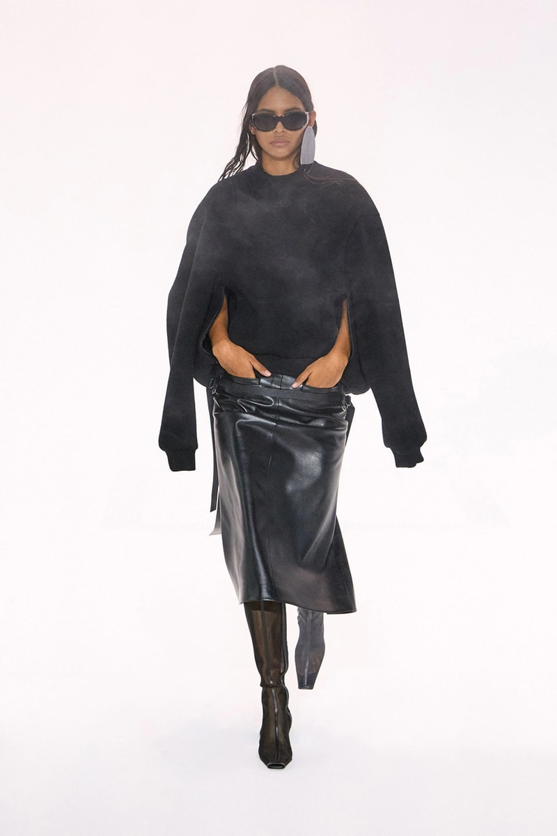 Courrèges Fall Winter 2023 FW23 Runway Show Collection Womenswear Paris Fashion Week Nicolas Di Felice Texting Viral TikTok PFW 