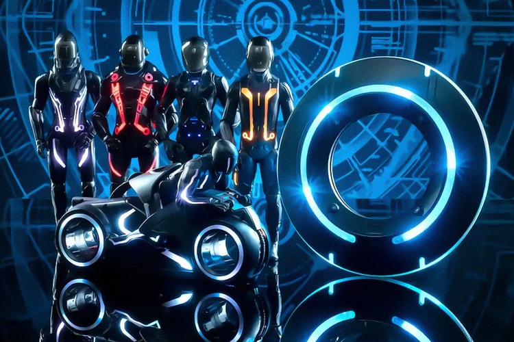 Disney World Offers Personalized Holographic Face 'Tron' Figures