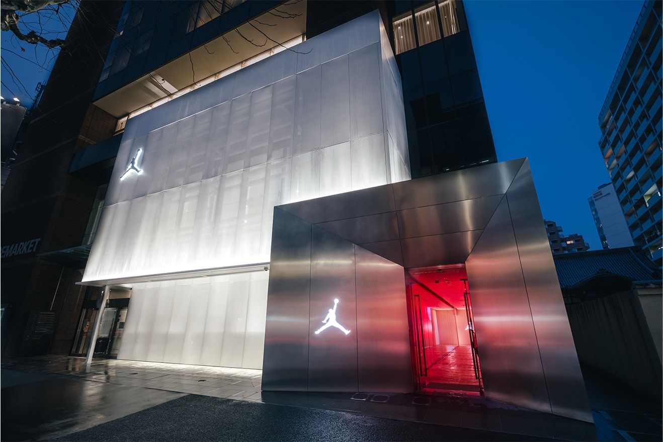Jordan Brand World of Flight Shibuya Tokyo открывает магазин баскетбольных кроссовок Michael Jordan.