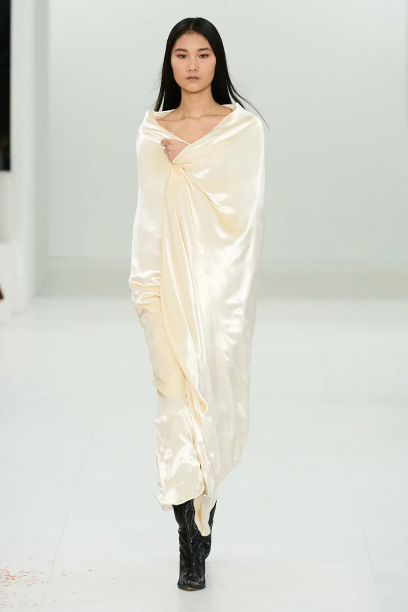 LOEWE Fall Winter 2023 FW23 AW23 Womenswear Paris Fashion Week Runway Show Collection Jonathan Anderson Looks 