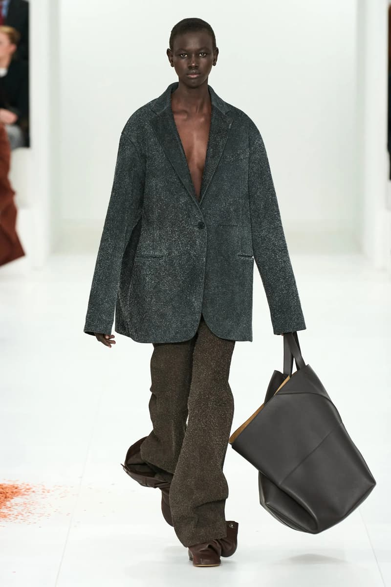 LOEWE Fall Winter 2023 FW23 AW23 Womenswear Paris Fashion Week Runway Show Collection Jonathan Anderson Looks 