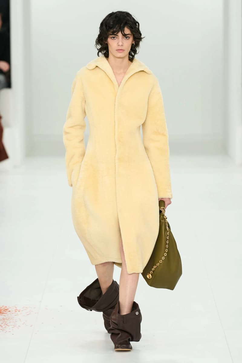 LOEWE Fall Winter 2023 FW23 AW23 Womenswear Paris Fashion Week Runway Show Collection Jonathan Anderson Looks 
