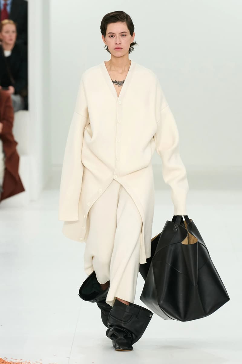 LOEWE Fall Winter 2023 FW23 AW23 Womenswear Paris Fashion Week Runway Show Collection Jonathan Anderson Looks 