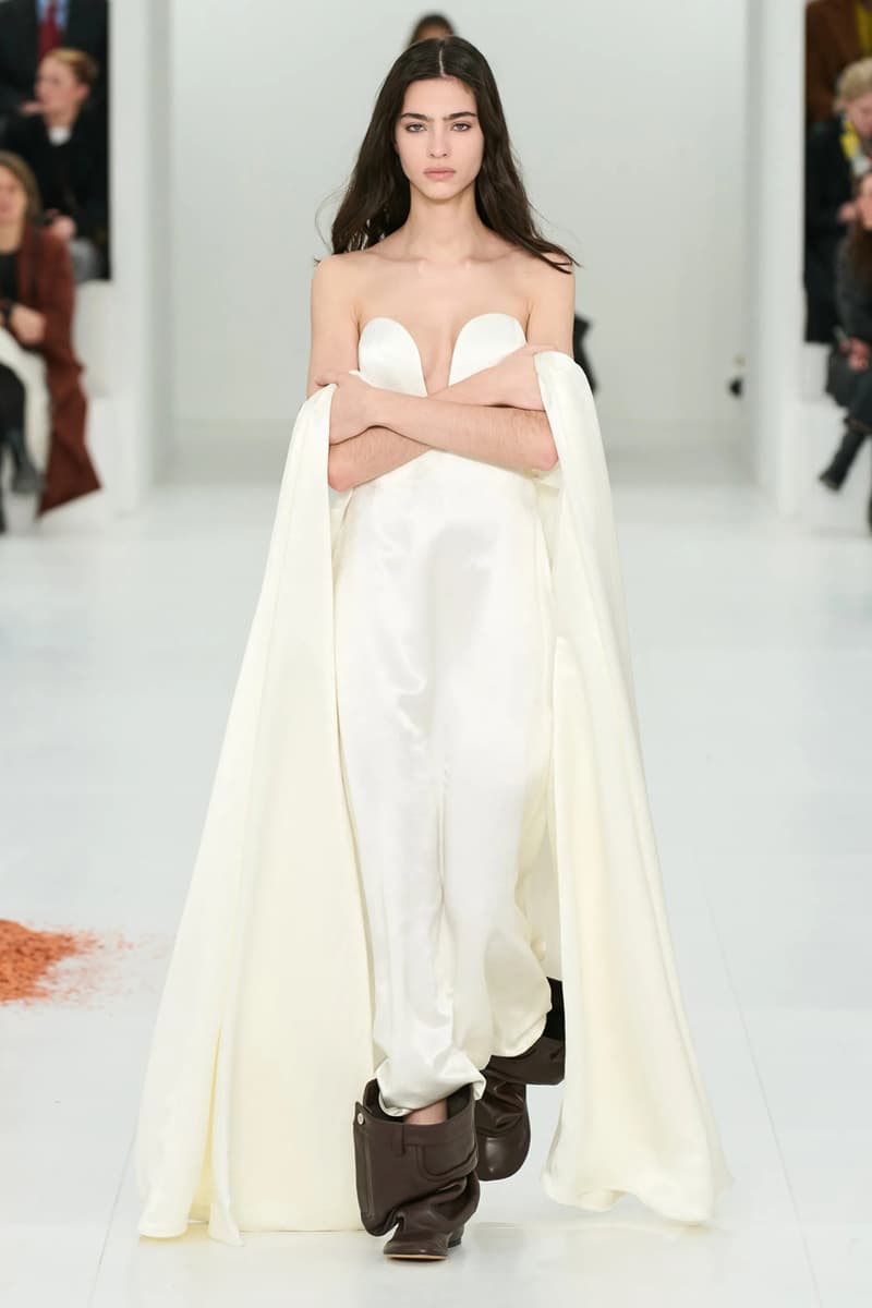 LOEWE Fall Winter 2023 FW23 AW23 Womenswear Paris Fashion Week Runway Show Collection Jonathan Anderson Looks 