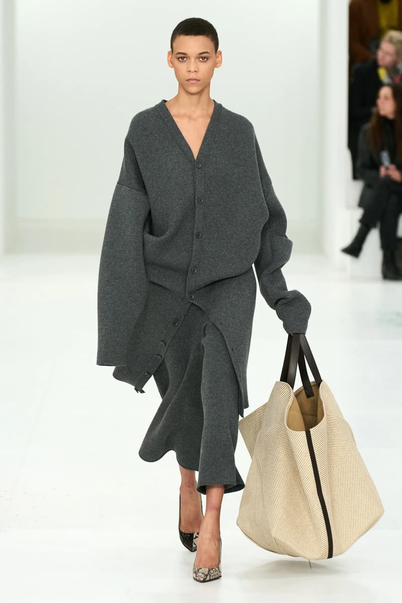 LOEWE Fall Winter 2023 FW23 AW23 Womenswear Paris Fashion Week Runway Show Collection Jonathan Anderson Looks 