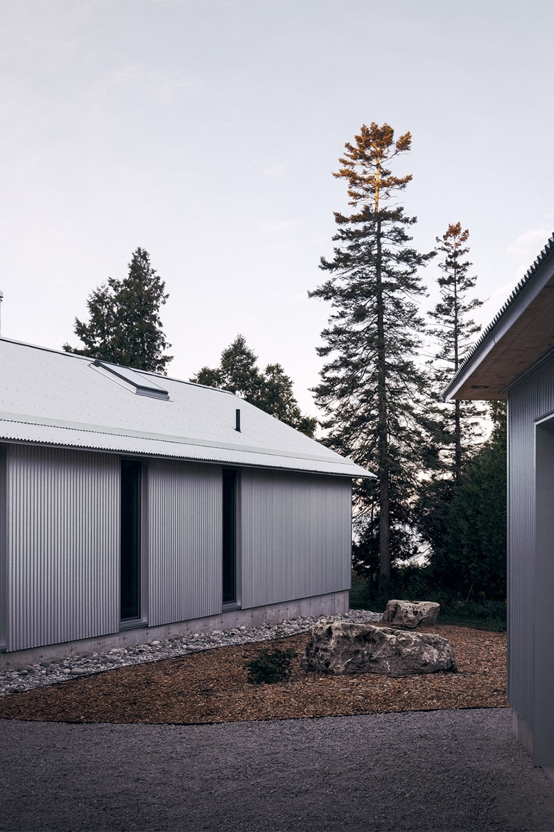 StudioAC Looks to Canadian Farmyard Buildings with "Devil's Glen" Home