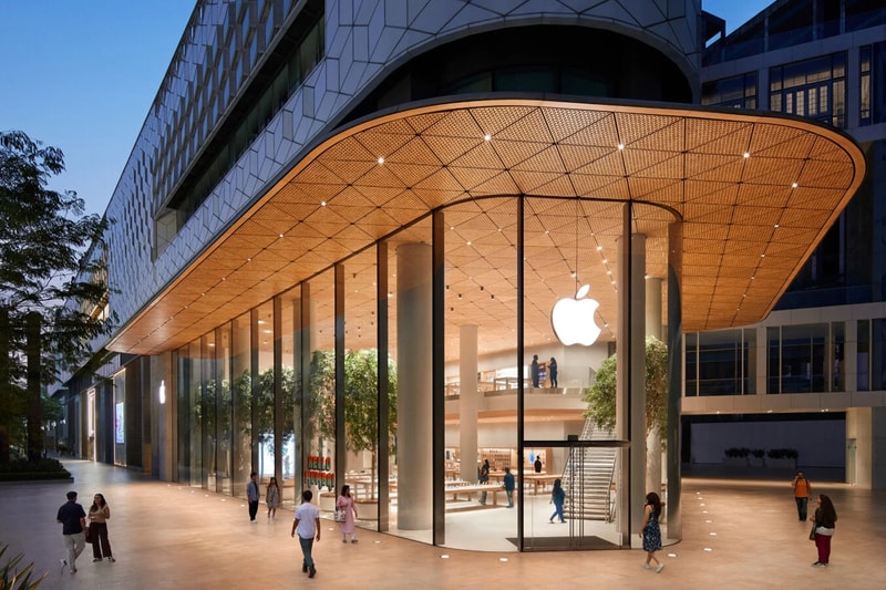 Apple opens first flagship store in india mumbai bandra kurla complex jio world drive foster partners mumbai news info