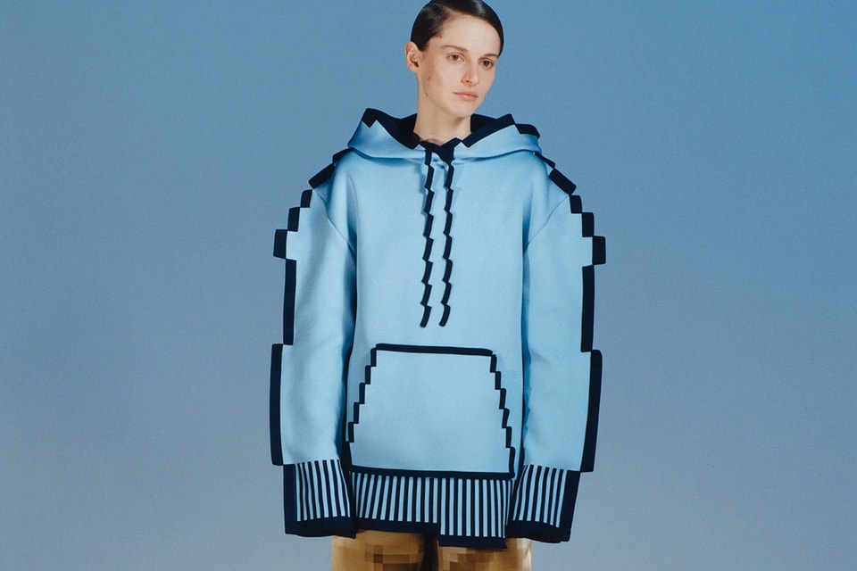 Inside the Metro - LOEWE drops “Pixel” capsule Spring/Summer 2023  collection Jonathan Anderson's LOEWE is making the 8-bit dream come true  with their Spring/Summer 2023 “Pixel” capsule collection. The brand's  latest collection