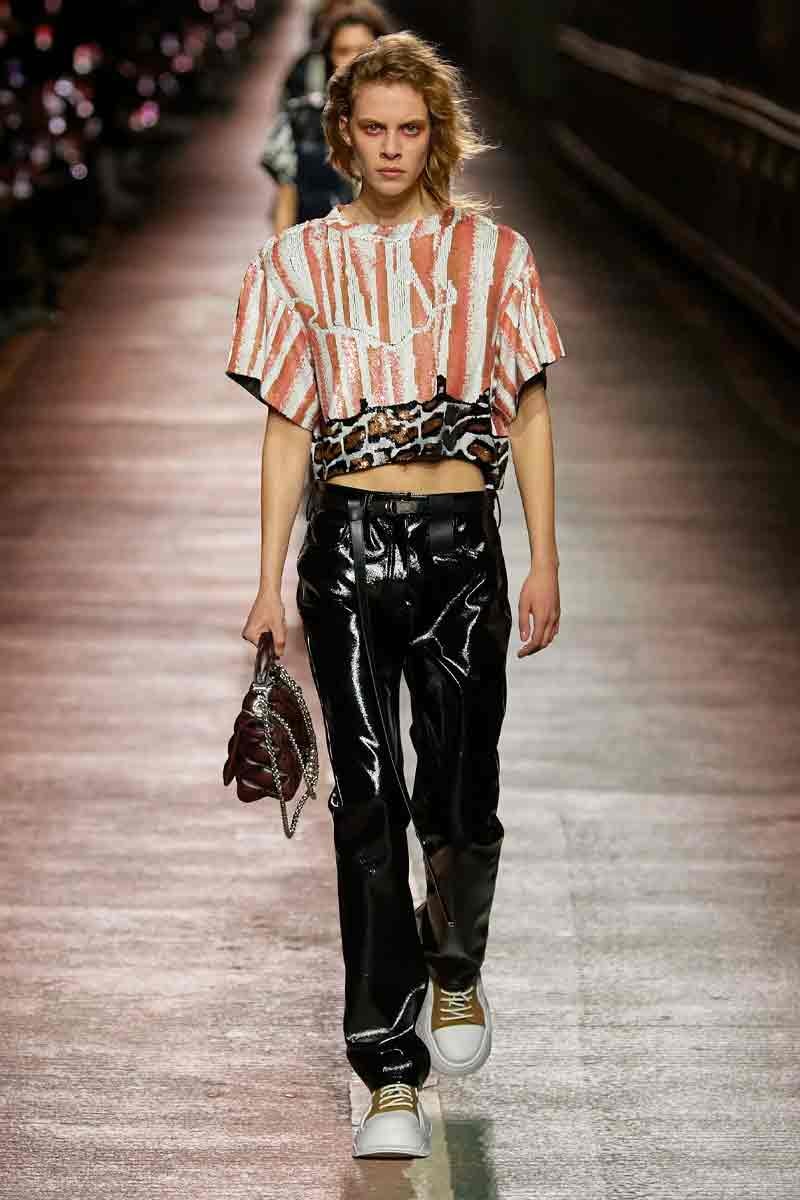 Louis Vuitton Pre-Fall 2023 Dazzles Seoul With Travel and Movement squid game jamsguyo bridge nicolas ghesquiere han river hwang dong-hyuk hoyeon jung seoul han river lvmh pharrell williams