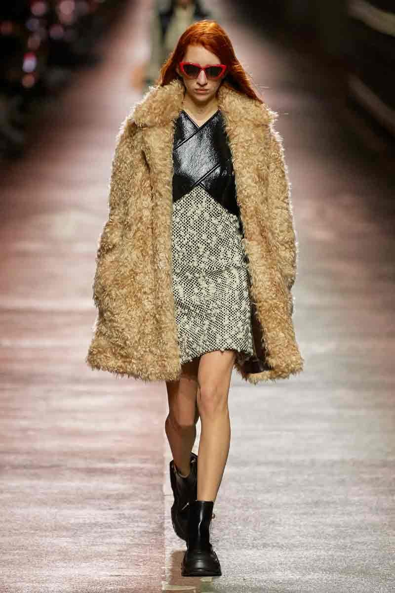 Louis Vuitton Pre-Fall 2023 Dazzles Seoul With Travel and Movement squid game jamsguyo bridge nicolas ghesquiere han river hwang dong-hyuk hoyeon jung seoul han river lvmh pharrell williams