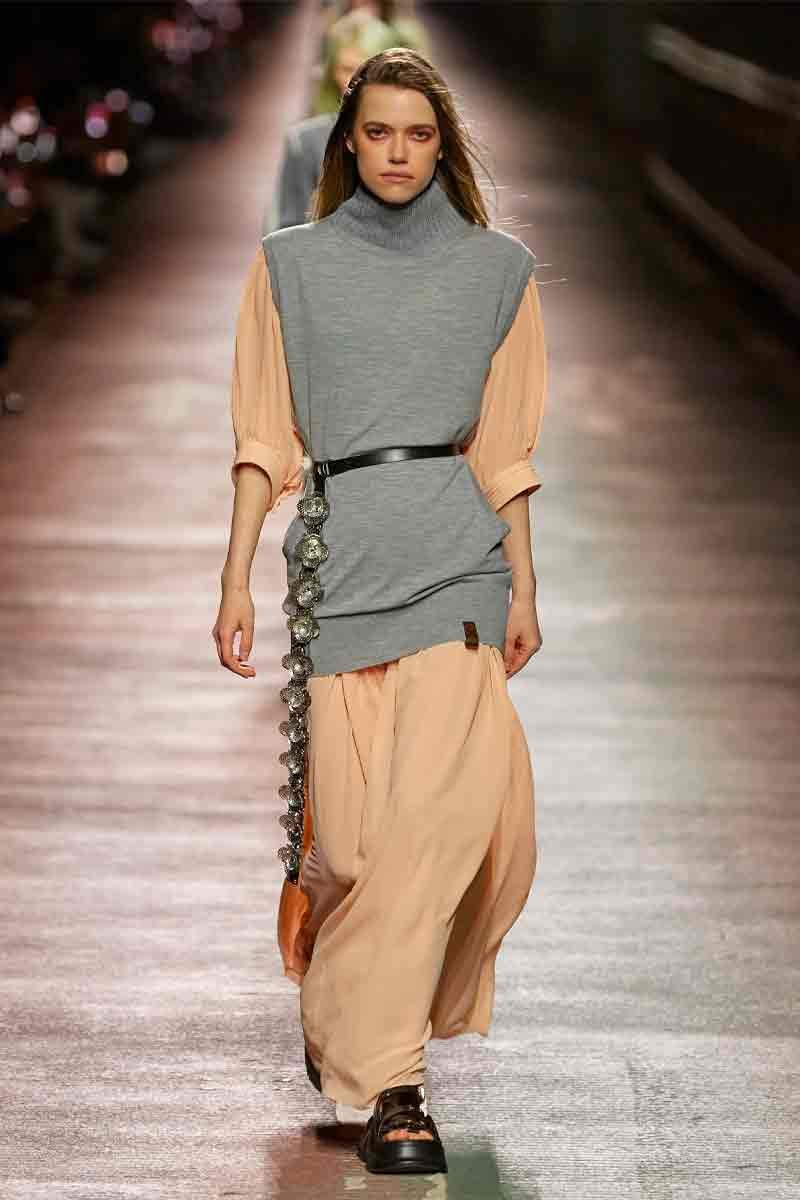 Louis Vuitton Pre-Fall 2023 Dazzles Seoul With Travel and Movement squid game jamsguyo bridge nicolas ghesquiere han river hwang dong-hyuk hoyeon jung seoul han river lvmh pharrell williams