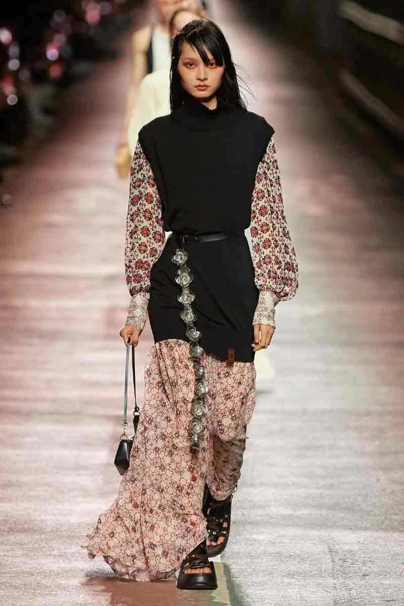 Louis Vuitton Pre-Fall 2023 Dazzles Seoul With Travel and Movement squid game jamsguyo bridge nicolas ghesquiere han river hwang dong-hyuk hoyeon jung seoul han river lvmh pharrell williams