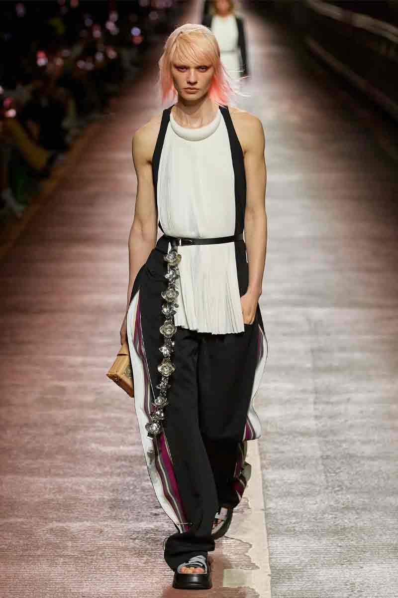 Louis Vuitton Pre-Fall 2023 Dazzles Seoul With Travel and Movement squid game jamsguyo bridge nicolas ghesquiere han river hwang dong-hyuk hoyeon jung seoul han river lvmh pharrell williams